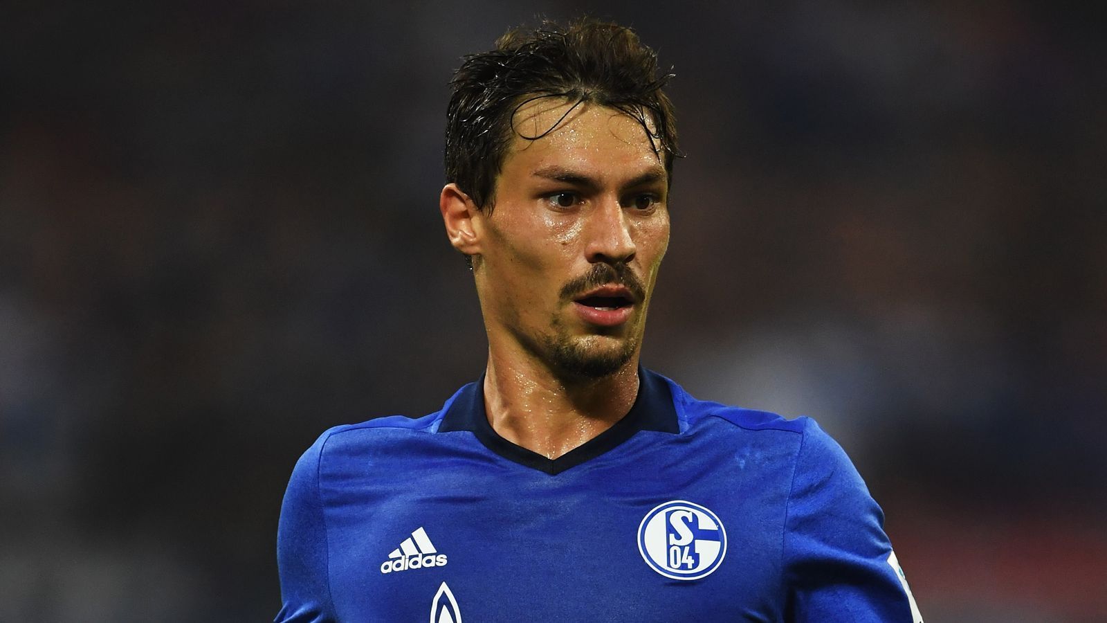 
                <strong>Benjamin Stambouli (FC Schalke 04)</strong><br>
                Vizekapitän Benjamin Stambouli zog sich beim 2:2 gegen Hertha BSC einen Jochbeinbruch zu und wurde mittlerweile operiert. Der 28-jährige Innenverteidiger wird wohl noch zumindest bis Anfang März ausfallen.
              