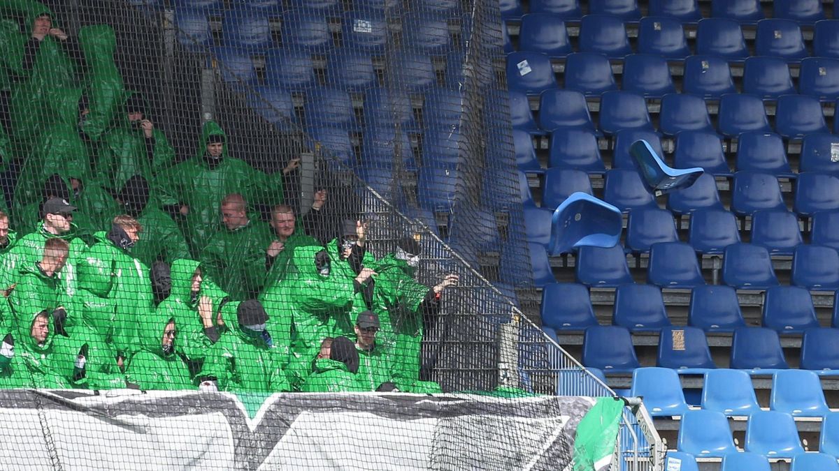 Hannover-Fans warfen mit Sitzschalen