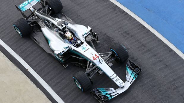 
                <strong>Mercedes F1 W08</strong><br>
                Er ist das Auto, das es 2017 zu schlagen gilt: Der Mercedes F1 W08. "Es fühlte sich unglaublich an. Es fühlt sich schon größer an, auch die Frontreifen. Man merkt, dass man mehr Grip hat. Es ist das detailreichste Auto der Formel-1-Geschichte", sagte Lewis Hamilton nach seiner Jungfernfahrt. Bei den Testfahrten in Barcelona war der Silberpfeil wie immer der zuverlässigste, aber hinter Ferrari nur der zweitschnellste Bolide.
              