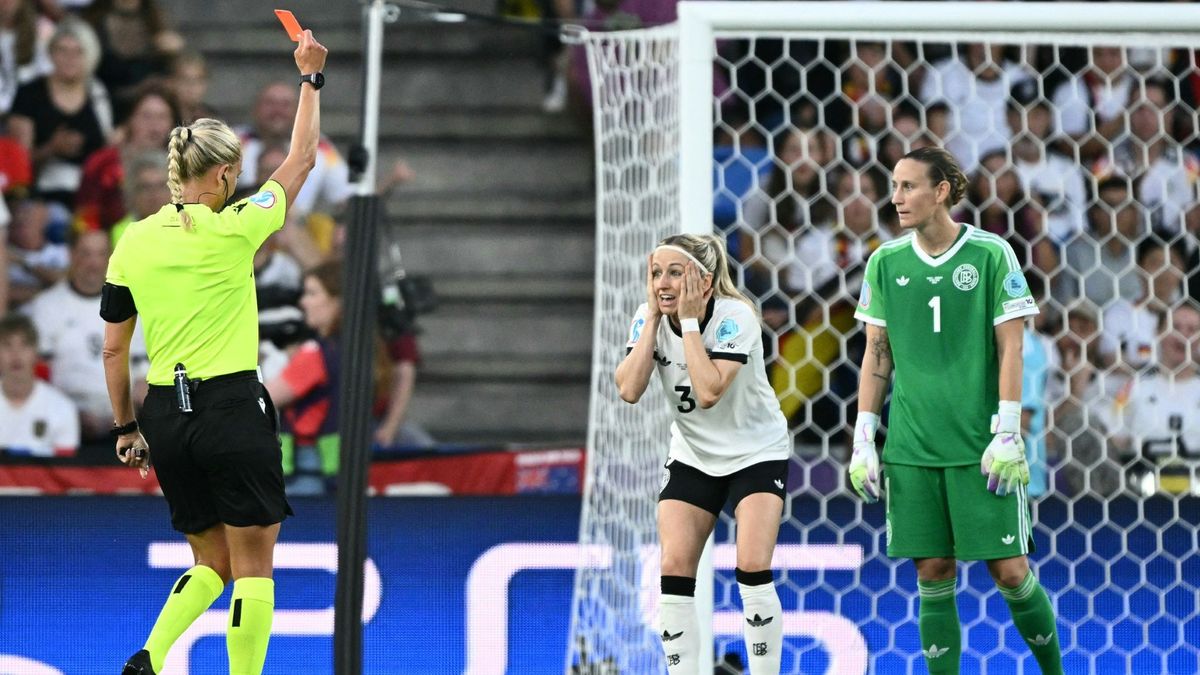 Tess Olofsson zeigt Hendrich die Rote Karte