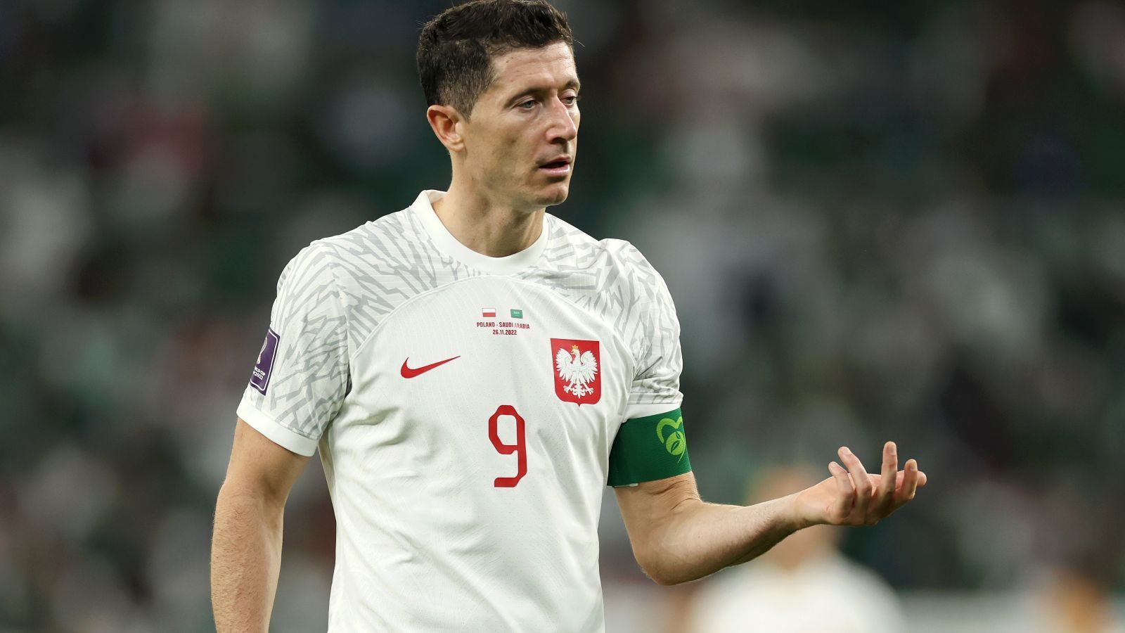 
                <strong>Robert Lewandowski-Watch: So schlug sich Polens Torjäger gegen Saudi-Arabien</strong><br>
                Auch in der zweiten Halbzeit hatte Lewandowski zunächst kaum Ballkontakte, kaum auffällige Szenen, musste sich immer wieder tief fallen lassen, um überhaupt mal in die Nähe des Balles zu kommen. Wahrlich keine einfache Partie für die Nummer 9 der Polen.
              