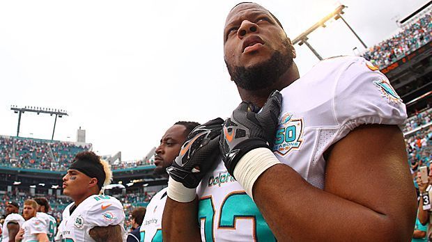 
                <strong>Ndamukong Suh</strong><br>
                2. Platz: Ndamukong Suh nimmt 2015 36,8 Millionen Dollar ein. Der Defensive Tackle unterschrieb im Frühjahr bei den Miami Dolphins einen Sechs-Jahres-Vertrag mit einem Volumen von 114,375 Millionen Dollar. Suh ist damit der bestbezahlte Nicht-Quarterback der NFL. Suh strich alleine durch einen Signing-Bonus 25,5 Millionen Dollar ein. Geradezu mickrig wirken sich dagegen seine Werbeeinnamen von 400.000 Dollar aus.
              