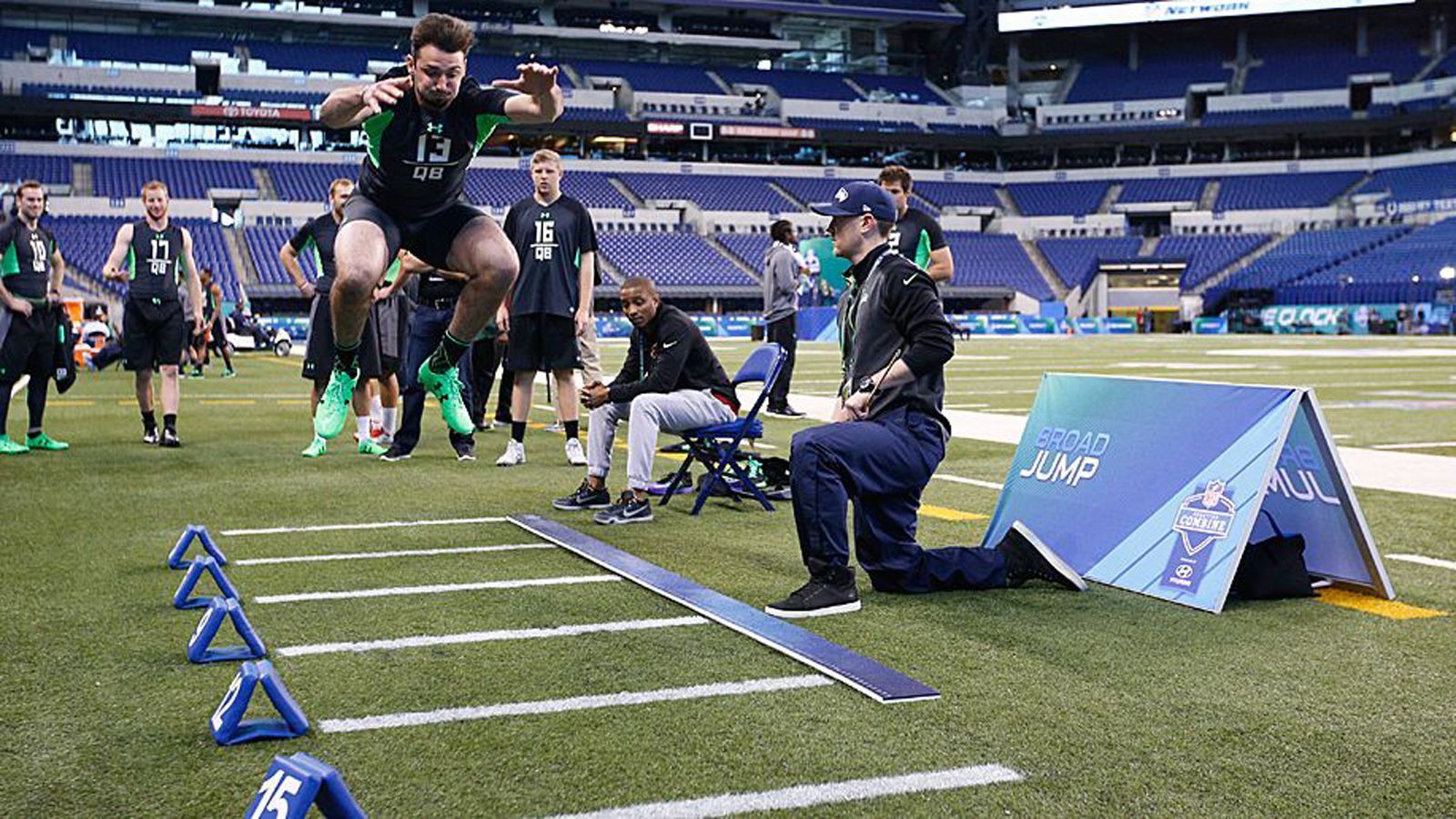 
                <strong>Weitsprung aus dem Stand</strong><br>
                Auch im Weitsprung aus dem Stand müssen sich die Spieler messen. Den Rekord hält Byron Jones aus dem Jahr 2015 (3,73 Meter).
              