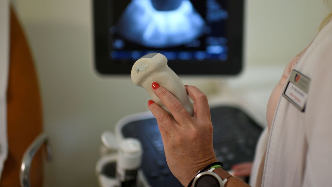 Die Ultraschalluntersuchung zur Krebsfrüherkennung von Eierstöcken und Gebärmutter sollte nach Meinung des Patientenbeauftragten der Bundesregierung verboten werden.