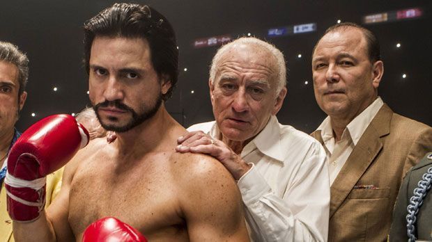 
                <strong>"Hands of Stone" (2016)</strong><br>
                "Hands of Stone" (2016): Der Film beschreibt das Leben und die Karriere des legendären Boxers Roberto Duran, der schon als 16-Jähriger sein Debüt im Ring gab und Weltmeister in vier verschiedenen Gewichtsklassen wurde. Der Titel des Films erinnert an den Kampfnamen Durans: "Mano de Piedra" zu deutsch "Steinerne Hand". Diesen Spitznamen bekam der Weltmeister, weil er als 14-Jähriger angeblich ein Pferd mit einem Schlag K.o. geschlagen haben soll.
              