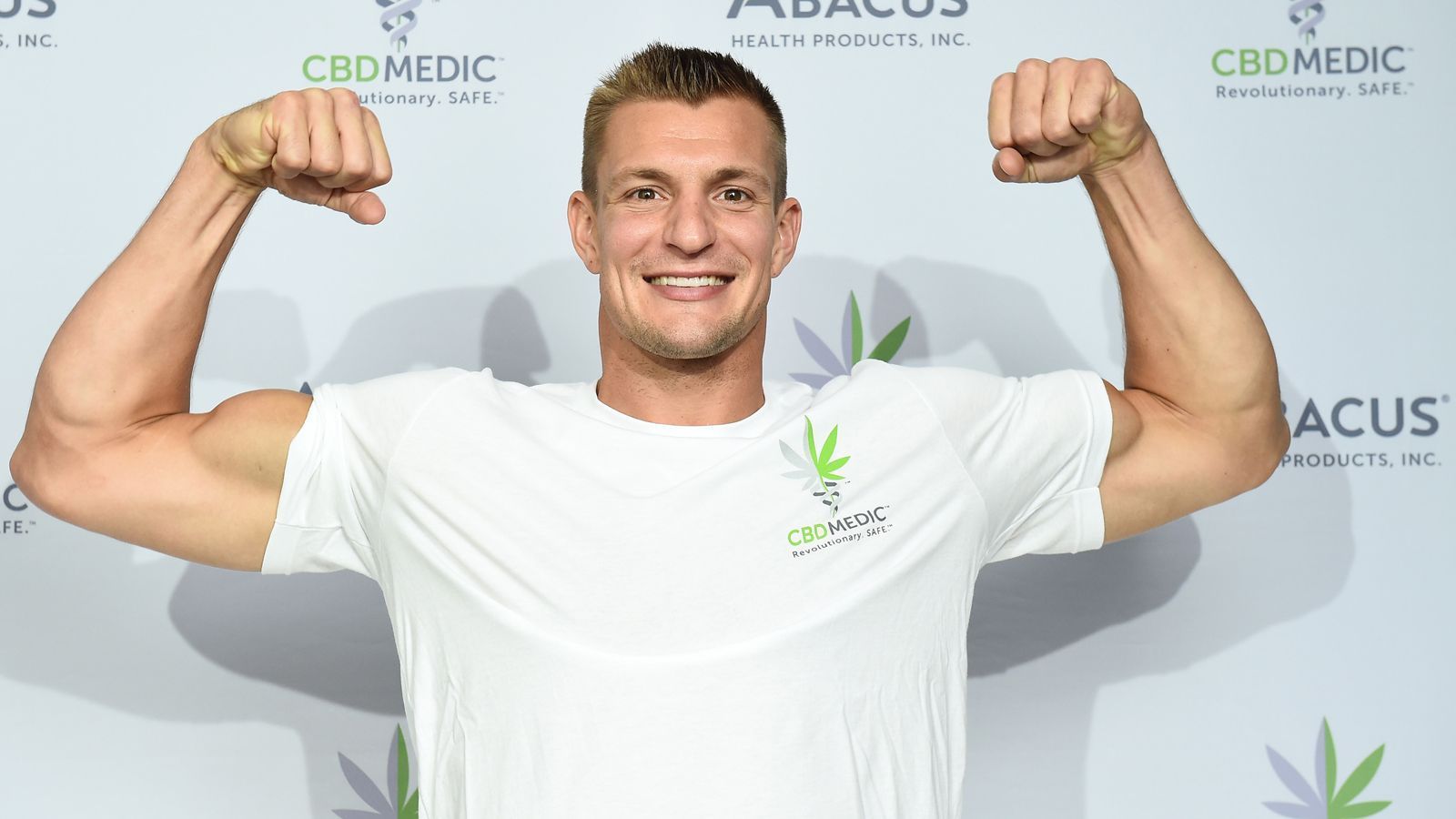 
                <strong>120 Kilogramm! So will Gronkowski auf sein Kampfgewicht zurück</strong><br>
                Im Juli hatte er sogar Gerüchte über einen massiven Gewichtsverlust aus dem Weg räumen müssen. Damalige Bilder riefen bei manchem Fan Bedenken über seinen Gesundheitszustand hervor. "Es muss an dem Kamerawinkel oder dem T-Shirt gelegen haben, das ich an hatte. Ich bin nicht so dünn", sagte er. Die großen Muskeln brauchte er schlichtweg nicht mehr: "Ich wollte immer schon sehen, wie es sich anfühlt, das Körpergewicht zu reduzieren, sich leicht und locker und einfach gut zu fühlen."
              