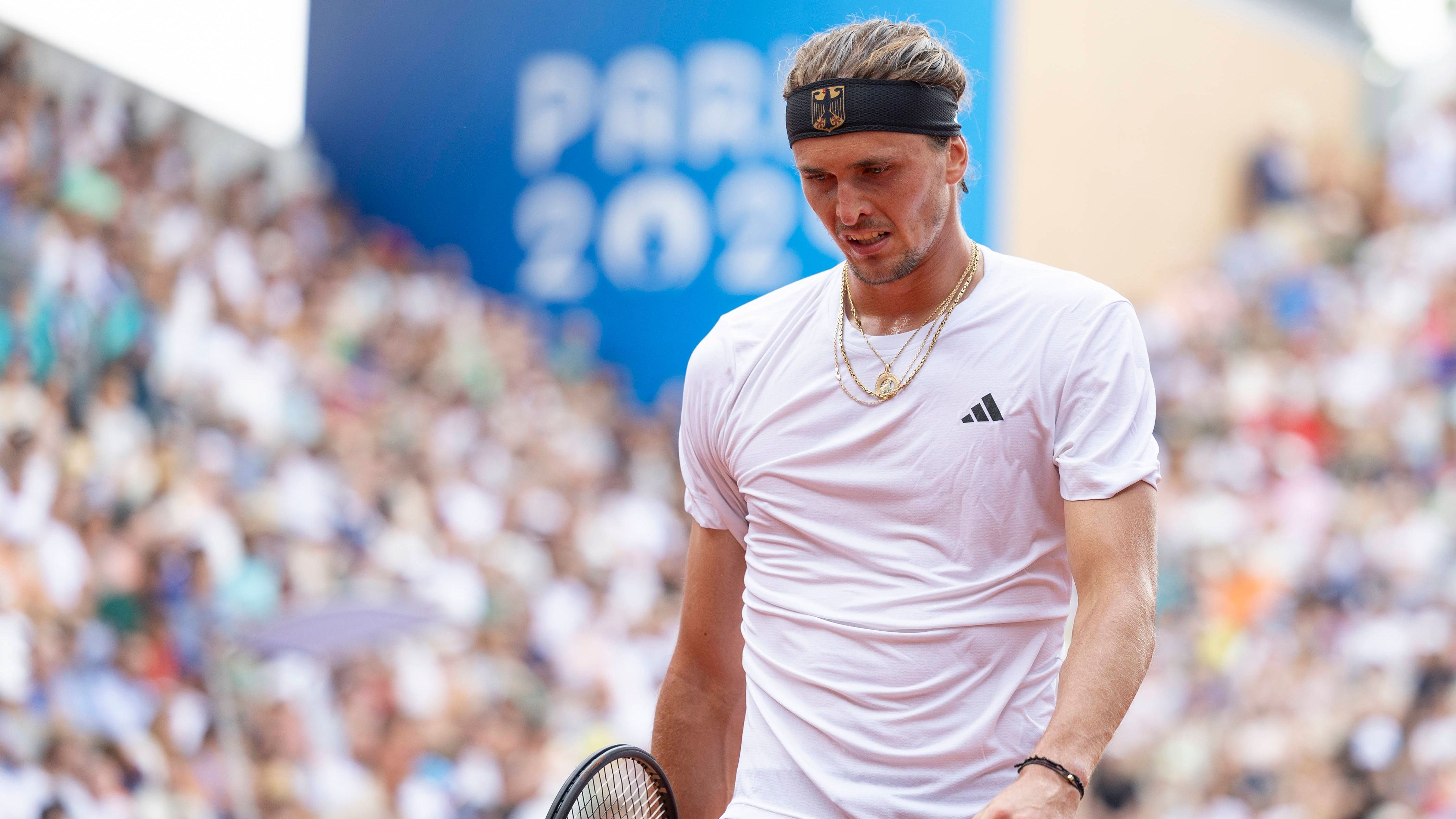 <strong>Verlierer: Alexander Zverev</strong><br>Ernüchterung für Titelverteidiger Zverev in Paris. Der Goldmedaillen-Gewinner von Tokio 2021 musste sich dem Italiener Lorenzo Musetti im Viertelfinale bereits nach zwei Sätzen geschlagen geben. Nach dem Aus klagte der 27-Jährige über anhaltende körperliche Probleme. Zverev habe schon zuvor beim Turnier in Hamburg gemerkt, dass etwas nicht stimmt. Da er dort bereits "sehr schnell müde" geworden war, werde er nun der Ursache auf den Grund gehen.