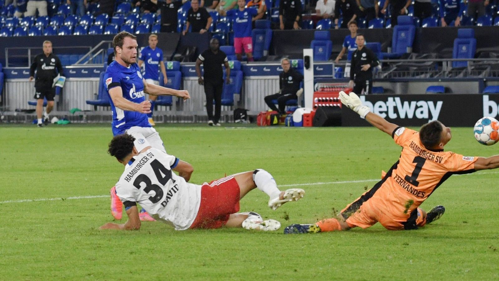 
                <strong>Thomas Ouwejan (FC Schalke 04)</strong><br>
                Ähnlich wie Ranftl auf der anderen Seite, so bleibt auch der linke Außenbahnspieler Ouwejan bei seinem Zweitliga-Debüt für die Schalker eher blass. Nach vorne geht beim Leihspieler aus Alkmaar in der ersten Halbzeit nur wenig. Nach Wiederbeginn hat er allerdings in der 55. Minute die Riesenchance zur erneuten Schalker Führung. ran-Note: 4
              