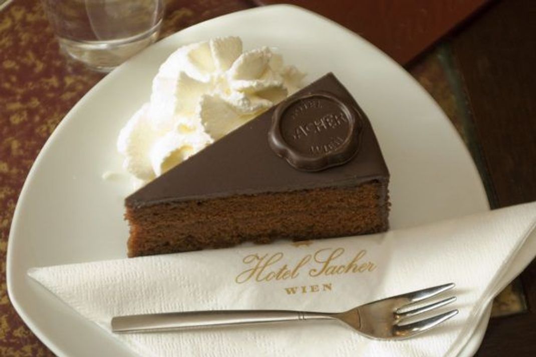 Die berühmteste Torte der Welt kommt aus der Wiener Sacher-Manufaktur: Für die jährliche Produktion werden rund 1,2 Millionen Eier, 30 Tonnen Mehl, 25 Tonnen Butter, 80 Tonnen Zucker, 70 Tonnen Schokolade und 37 Tonnen Marillen-Marmelade verarbeitet.