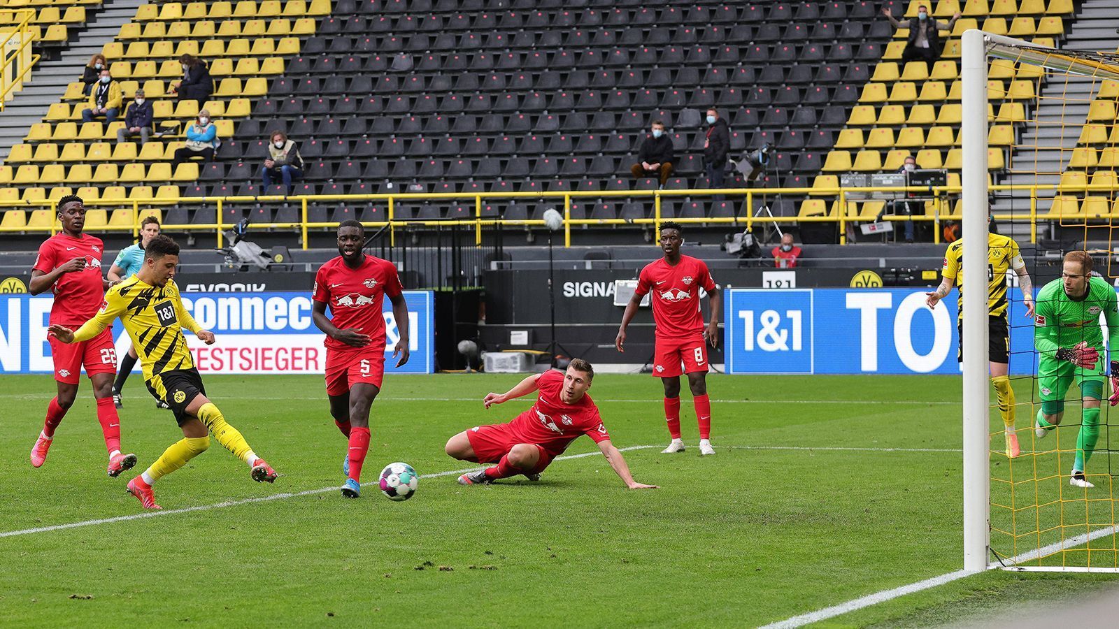 
                <strong>Offensives Mittelfeld: Borussia Dortmund</strong><br>
                Der Gegner aus Dortmund stellt sein aktuelles Prunkstück dagegen. Vor allem der von halb Europa gejagte Jadon Sancho meldete sich nach seiner langen Verletzung in Topform zurück (acht Tore, elf Vorlagen). Auch Kapitän Reus befindet sich pünktlich zur Crunchtime der Saison auf dem Höhepunkt seines fußballerischen Schaffens uns sammelt seit Monaten in fast jedem Spiel eine Torbeteiligung. Mit Gio Reyna und Thorgan Hazard haben die Schwarzgelben noch mehr starke Alternativen für die Offensive. 69 Tore in der laufenden Bundesligasaison sprechen verglichen mit Leipzigs 57 Toren eine deutliche Sprache: die BVB-Offensive ist eine Klasse für sich. Dortmund gleicht aus: 2:2.
              