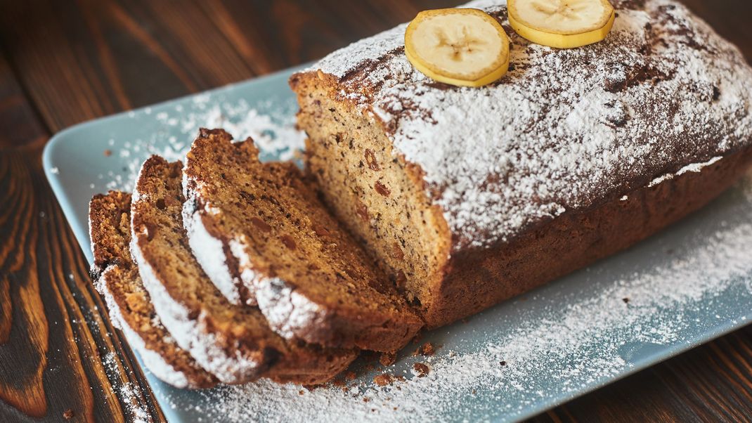 Aufgeschnittenes Bananenbrot angerichtet auf einer Platte. 