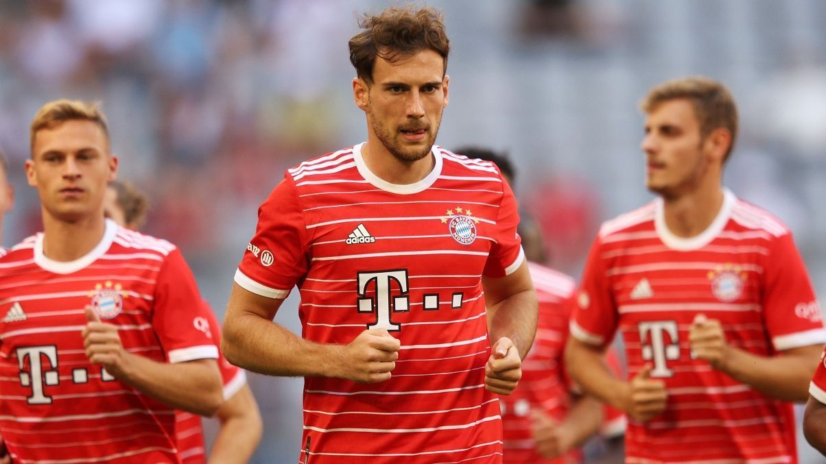 
                <strong>Verlierer: Leon Goretzka</strong><br>
                Das Verletzungspech bleibt Leon Goretzka auch in der Saison 2022/23 treu. Nur wenige Tage nach der Team-Präsentation wurde im linken Knie des Nationalspielers eine Anomalie entdeckt, die operativ entfernt werden musste. Damit fehlt Goretzka den Münchnern wohl mindestens bis in den September, wenn nicht sogar noch länger. Anders als in den Jahren zuvor, in denen er nach Rückkehr direkt sicher gesetzt war, könnte sein Ausfall diesmal jedoch weitreichendere Folgen haben. Mit Sabitzer und Gravenberch scharen gleich zwei Spieler hinter ihm mit den Hufen und können sich nun zum Saisonauftakt Kredit bei Trainer und Co. erspielen. Dazu umwerben die Münchner aktiv Konrad Laimer von RB Leipzig, der sich als weiterer Konkurrent für Goretzka abzeichnet. Damit droht der 27-Jährige sowohl beim FCB als auch in der deutschen Nationalmannschaft den Anschluss zu verlieren. 
              