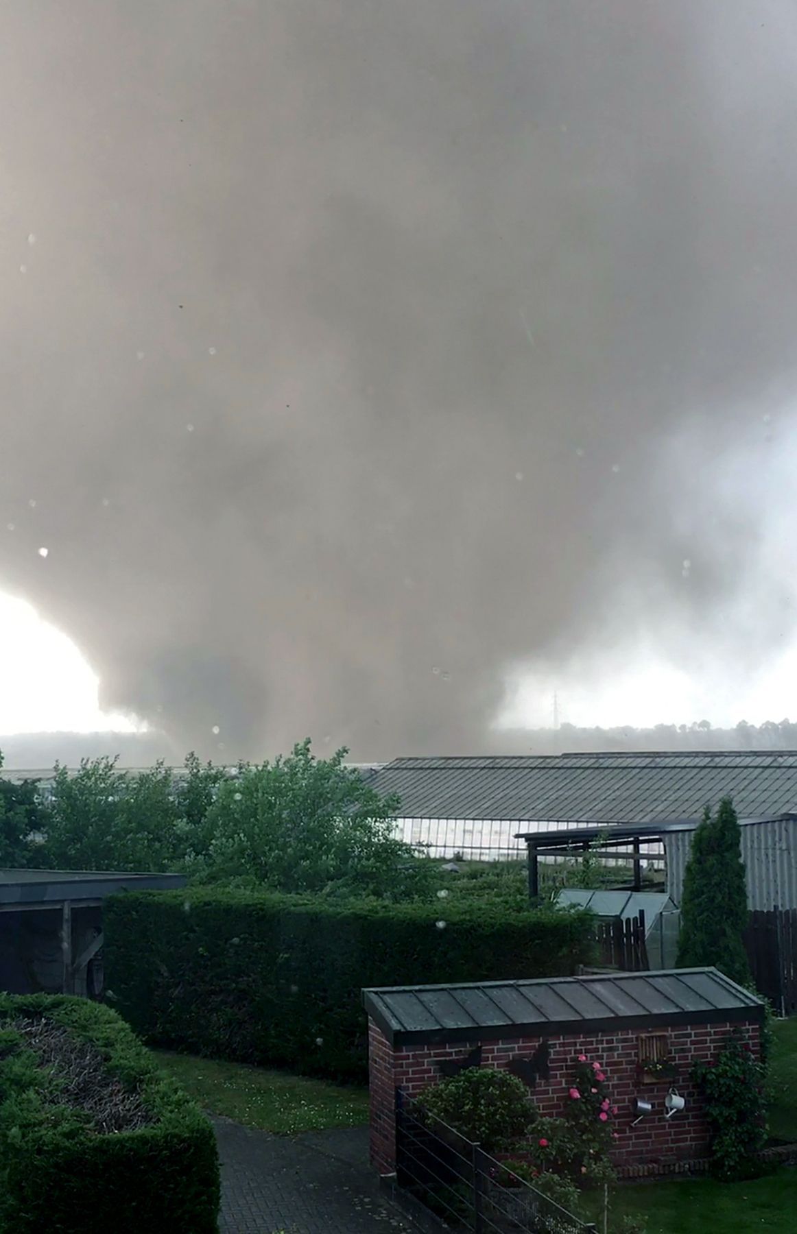 Viersen (Nordrhein-Westfalen), 2018: Aus einer Wolke entwickeln sich mehrere Tornados gleichzeitig, die über rund 5,4 Kilometer hinwegfegen.