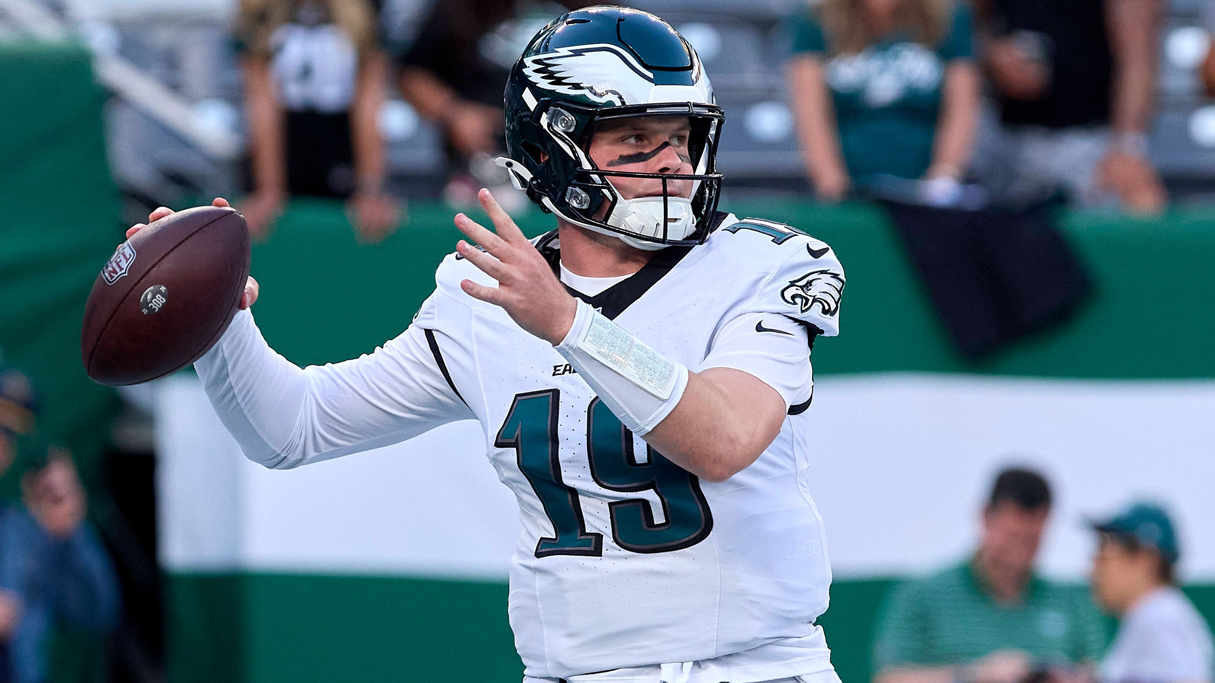 <strong>Philadelphia Eagles</strong><br>Der Super-Bowl-Champion lässt nichts anbrennen und schont die meisten Starter. Dennoch waren sie vom Verletzungspech geplagt. Backup-QB Tanner McKee verletzte sich an der rechten Hand und fällt erstmal aus. Rookie-QB Kyle McCord ist noch nicht soweit, um eine Alternative zu sein. Mit Sam Howell wurde eine weitere Option geholt. Jake Elliott konnte als Kicker mit zwei Field Goals über 50 Yards abliefern. Wichtig, nachdem er 2024 "nur" 77,8 Prozent seiner FG-Versuche verwandelte.&nbsp;<br><strong>Note: 3+</strong>