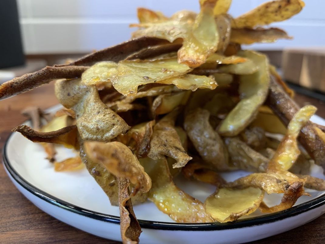 Nachhaltig snacken: Chips kannst du auch aus Kartoffelschalen herstellen.
