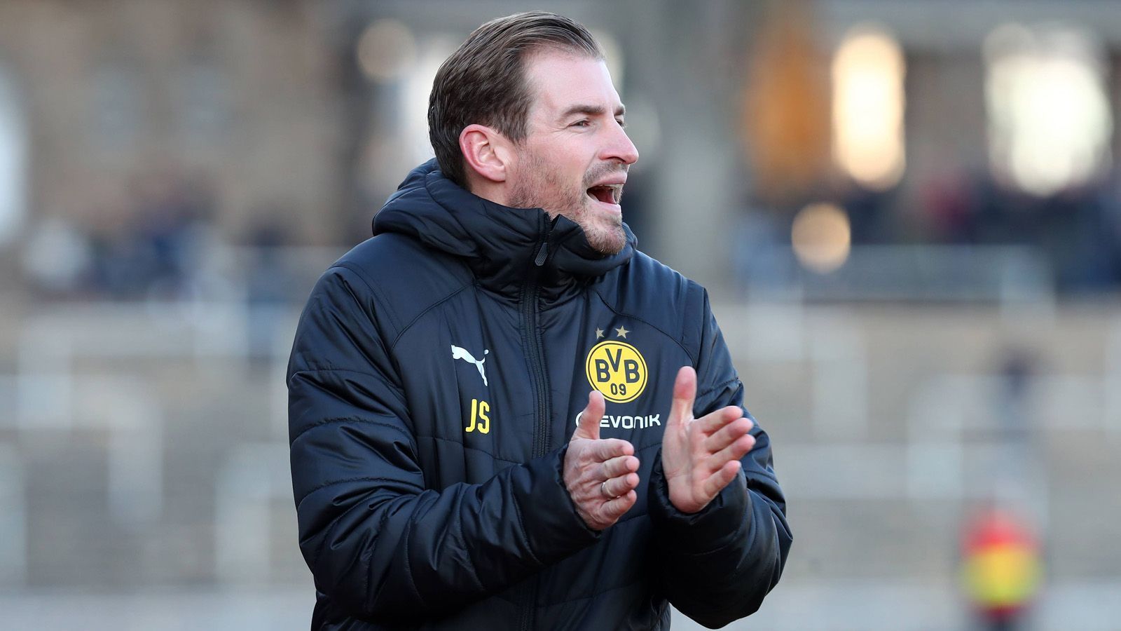 
                <strong>Jan Siewert (Huddersfield Town)</strong><br>
                Von Sommer 2017 bis Ende Januar 2019 trainierte Jan Siewert die zweite Mannschaft von Dortmund und setzt sich nun Richtung Insel ab. Mit dem Erstligisten Huddersfield Town hat er sich auf einen Vertrag bis Ende Juli 2021 geeinigt. Siewert übernimmt das Amt des Chef-Trainers von David Wagner, der ebenfalls in Dortmund als Trainer agierte.
              