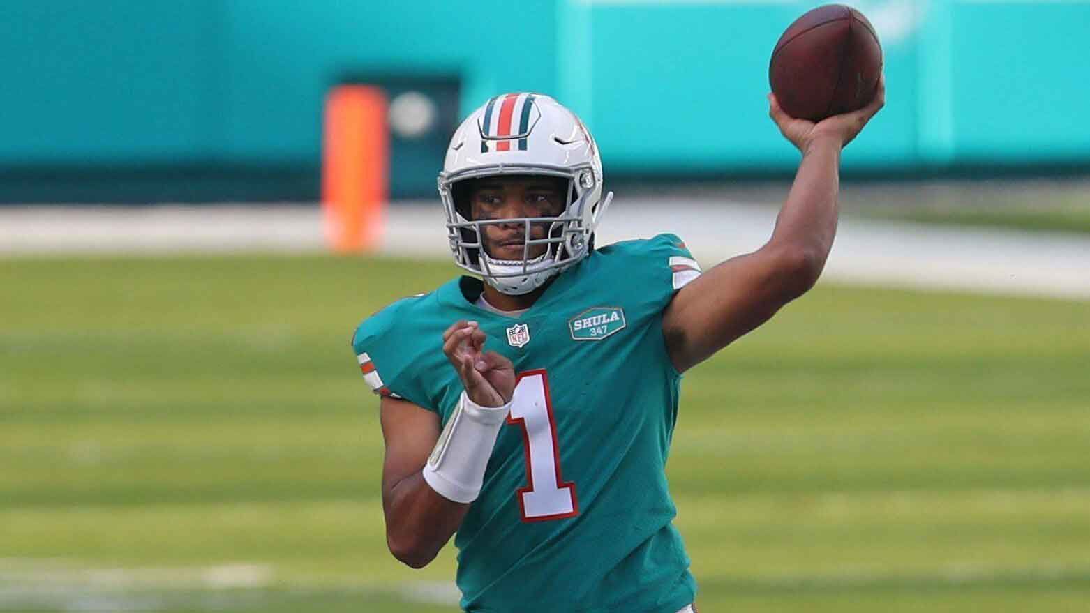 
                <strong>Tua Tagovailoa (23, Miami Dolphins)</strong><br>
                Auch in Miami ist der Quarterback angeblich schon angezählt, obwohl er erst im zweiten NFL-Jahr ist. Tua Tagovailoa muss diese Saison abliefern, die Miami Dolphins haben ihm fürs kommende Jahr entsprechende Mitspieler bereitgestellt. Der Hawaiianer fühlt sich laut eigener Aussage vor dem zweiten Jahr "viel selbstbewusster". Es bleibt abzuwarten, ob er das Ruder herumreißen kann.
              