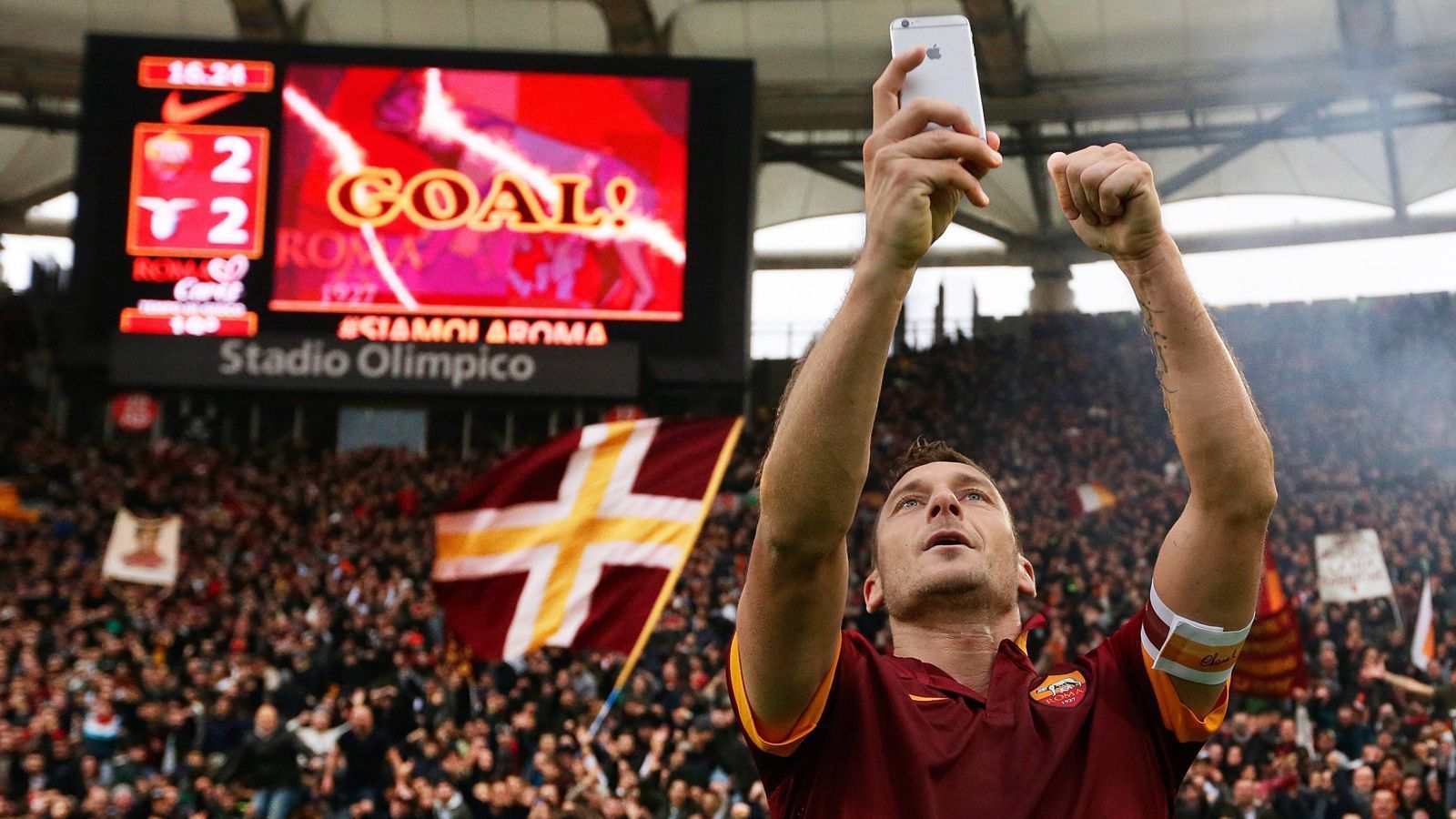 
                <strong>Francesco Totti</strong><br>
                Der wohl loyalste Spieler der Geschichte. Über 24 Jahre spielte der Italiener für seine Roma und gewann mit ihr einen Meistertitel und zwei Mal den Pokal. Sein größter Erfolg bleibt jedoch für immer der WM-Titel 2006. In seiner Karriere erzielte der ehemalige Offensivspieler mehr als 500 Scorerpunkte in 785 Spielen - eine beeindruckende Bilanz. Mit seinem Abschied 2017 verewigte sich der 46-Jährige endgültig in den Geschichtsbüchern der AS Rom, ohne jemals den Verein gewechselt zu haben. Eine Vereinslegende wie Totti hat deshalb definitiv eine Icon verdient. 
              