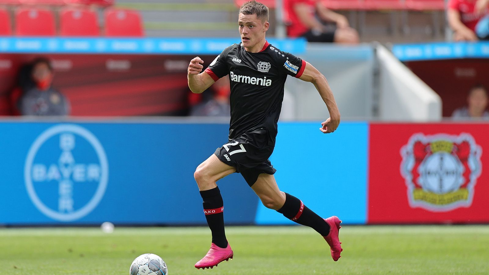 
                <strong>Florian Wirtz (Bayer Leverkusen)</strong><br>
                Florian Wirtz ist ein Mann der Superlative. Am 26. Spieltag gab er im Alter von 17 Jahren und 15 Tagen sein Debüt für Bayer Leverkusen, was ihn zum drittjüngsten Spieler der Bundesliga-Geschichte machte und zum jüngsten Bundesliga-Spieler von Bayer Leverkusen. Bei der 2:4-Niederlage gegen den FC Bayern am 30. Spieltag erzielte Wirtz sein erstes Tor und ist seitdem der jüngste Torschütze der Bundesliga-Historie. An den letzten sieben Spieltagen kam Wirtz immer zum Einsatz und stand drei Mal in der Startelf.
              