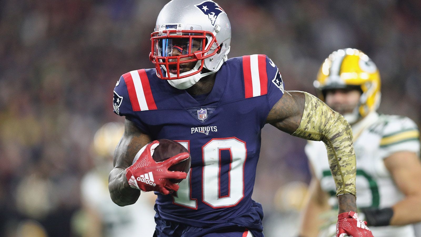 
                <strong>Josh Gordon (New England Patriots)</strong><br>
                Nachdem er die Liga 2013 noch mit den meisten Receiving-Yards angeführt hatte, ging es für Josh Gordon abwärts. Aufgrund von Drogenproblemen wurde er von der NFL gesperrt und kehrte erst in der vergangenen Saison nach langem Entzug wieder zurück aufs Spielfeld. Diese Saison tradeten ihn die Browns zu den Patriots, wo er immer besser mit Tom Brady harmoniert. Spielt er ein gutes letztes Saisondrittel könnte er noch ein Kandidat für den Comeback-Player-Award werden.
              