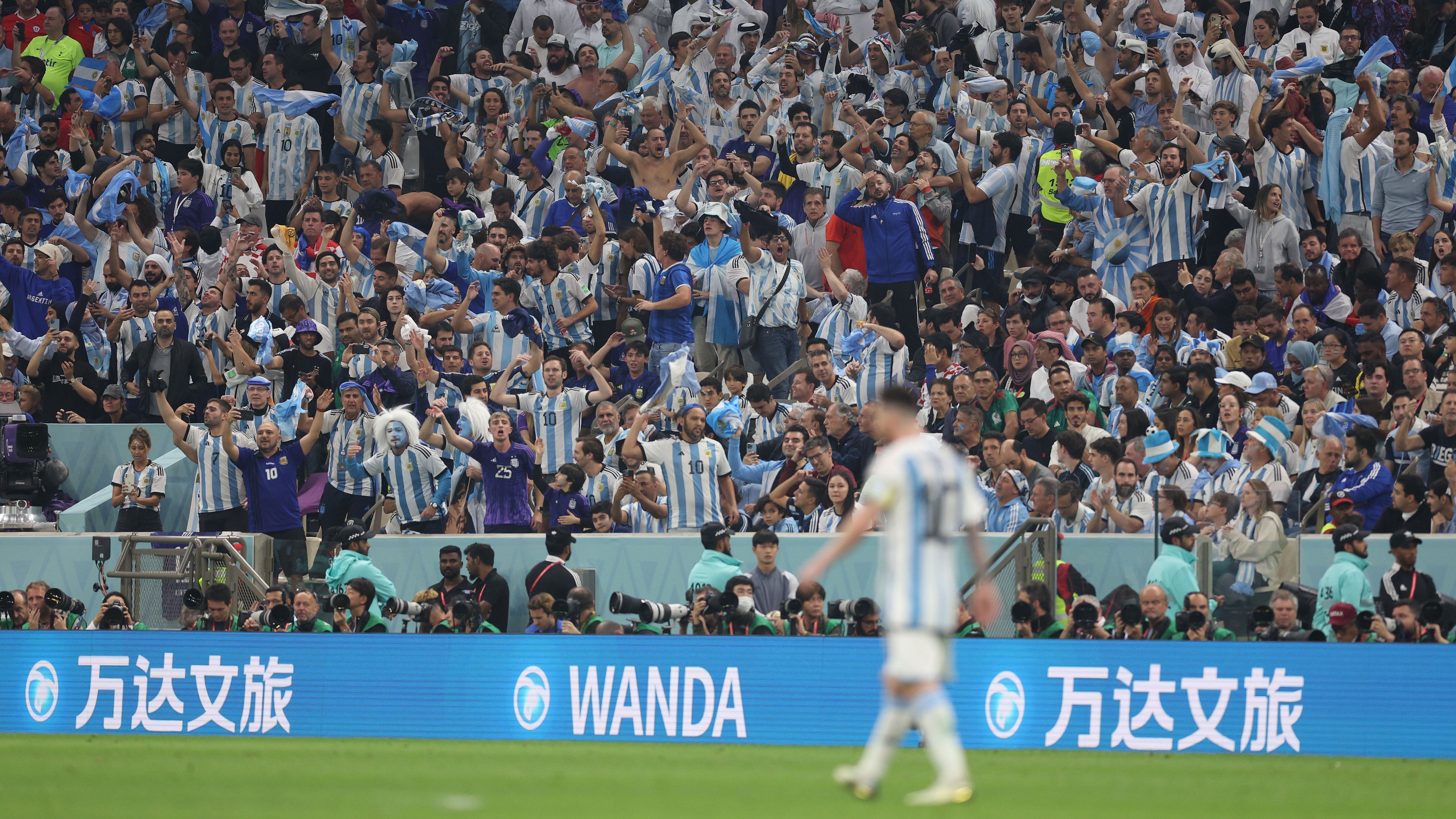 
                <strong>Fans: Argentinien</strong><br>
                Für die argentinischen Fans muss sich der Turnierverlauf nach der Auftaktniederlage gegen Saudi-Arabien wie ein Traum anfühlen. Superstar Messi verzückt die Anhänger mit Kabinettstückchen wie zu besten Ballon d'Or-Zeiten und greift tatsächlich zum Ende seiner Karriere nochmal nach der Kirsche auf der Torte seiner unvergleichlichen Karriere. Entsprechend ekstatisch reagiert der argentinische 12. Mann und peitscht die "Albiceleste" bedingungslos nach vorne. So richtig kann auch auf der Tribüne so recht keiner sein Glück fassen, angesichts des guten Offensivfußballs, den das Team nicht zuletzt gegen Kroatien auf den Rasen zauberte. Was die Argentinier auf den Rängen bisher abfeiern, ist auf jeden Fall bereits weltmeisterlich.
              