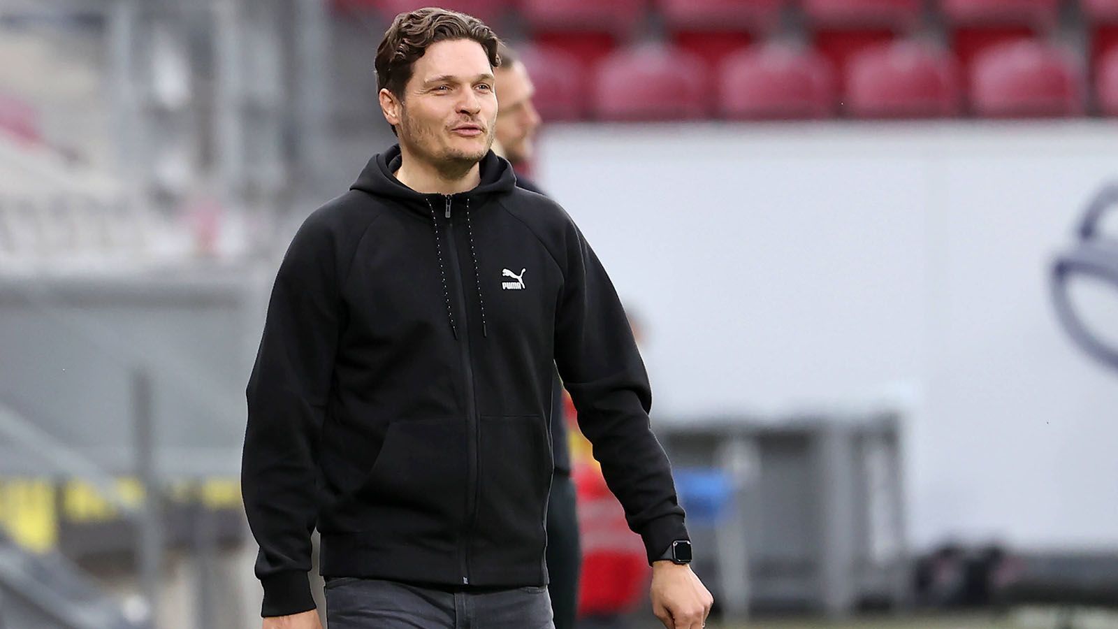 
                <strong>Edin Terzic (Technischer Direktor bei Borussia Dortmund)</strong><br>
                Terzic übernahm bereits in der vergangenen Saison den Job als Cheftrainer, nachdem Lucien Favre vom BVB entlassen wurde. Jetzt gilt Terzic, der seit Beginn der abgelaufenen Saison technischer Direktor des Klubs war, als Favorit auf die Nachfolge von Marco Rose. Der 39-Jährige ist bei den Fans und Spielern beliebt und hatte mir der Mannschaft 2021 den DFB-Pokal gewonnen. Schon während der Saison gab es Gerüchte, dass Terzic bei einer Entlassung von Rose wieder einspringen könnte. Wie "Sky" kurz nach der Rose-Bekanntgabe berichtete, haben die BVB-Verantwortlichen bereits bei Terzic angefragt. 
              