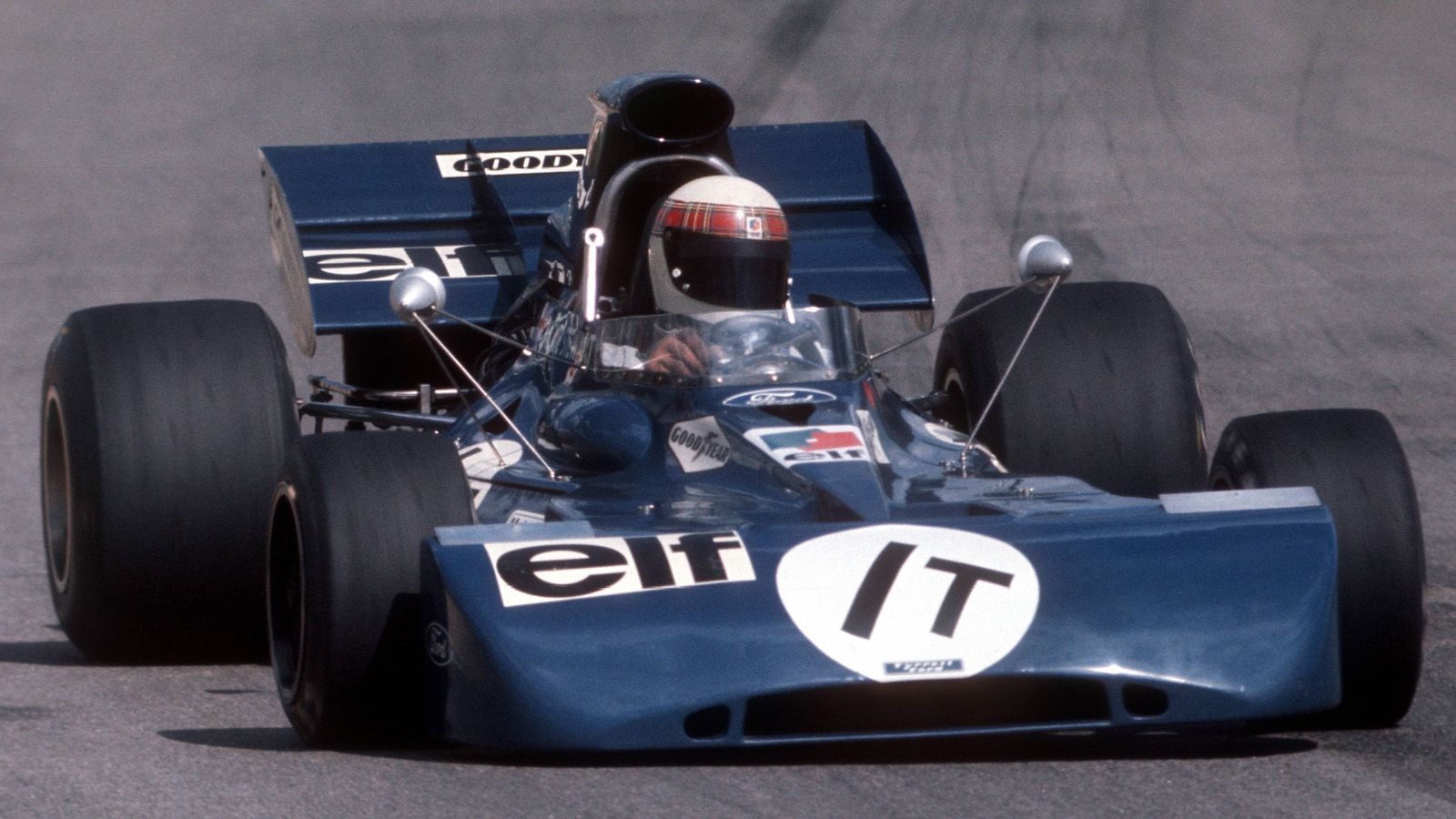 
                <strong>Tyrrell Ford (1971)  </strong><br>
                In den frühen 1970er Jahren prägte Sir Jackie Stewart die Formel 1 und gewann drei Fahrer-WMs (1969, 1971, 1973) - unter anderem in diesem Gefährt: Der blaue Tyrrell Ford aus dem Jahr 1971 fiel durch die V-förmigen Rückspiegel sowie den brettflachen Spoiler auf. Der Weltverband erließ einheitliche Regeln für die Größe und die Platzierung von Flügeln an den Fahrzeugen. Dabei spielten auch Sicherheitsaspekte eine entscheidende Rolle.    
              