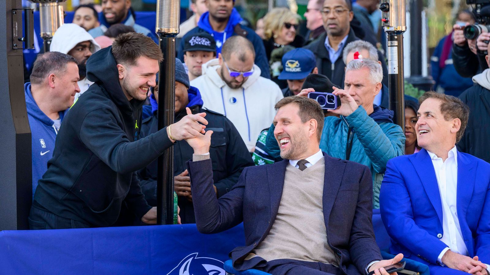 
                <strong>Prominente Gästeliste bei Statue-Präsentation</strong><br>
                Neben ehemaligen Weggefährten wie Mavericks-Besitzer Mark Cuban (r.) sahen sich auch aktive Spieler wie der neue Franchise-Player Luka Doncic (l.) die Zeremonie an. Mit Doncic hatte Nowitzki in seiner letzten Saison 2018/19 noch zusammengespielt.
              