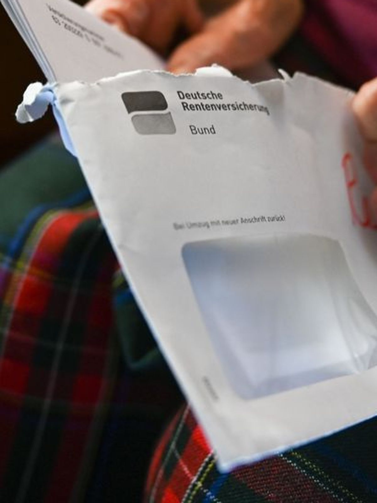 Auch amtliche Schreiben wie Rentenbescheide können Fehler enthalten – ein genauer Blick lohnt sich.