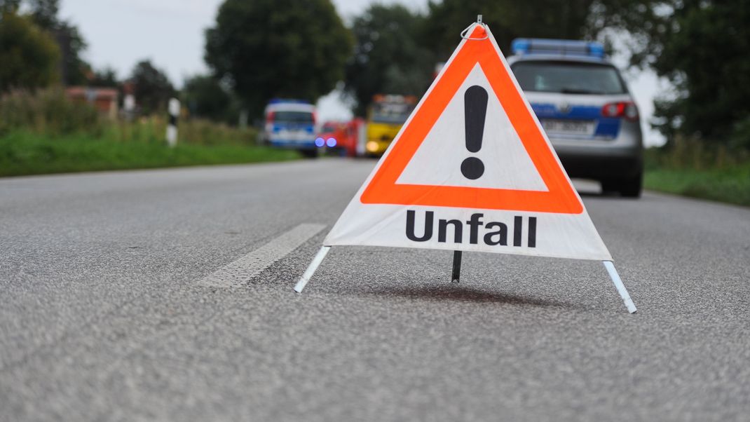 Bei dem Verkehrsunfall zwischen Sünching und Riekofen Anfang September, bei dem ein 24-jähriger Mann ums Leben kam, gibt es neue Hinweise zu dem Tatfahrzeug. (Symbolbild)