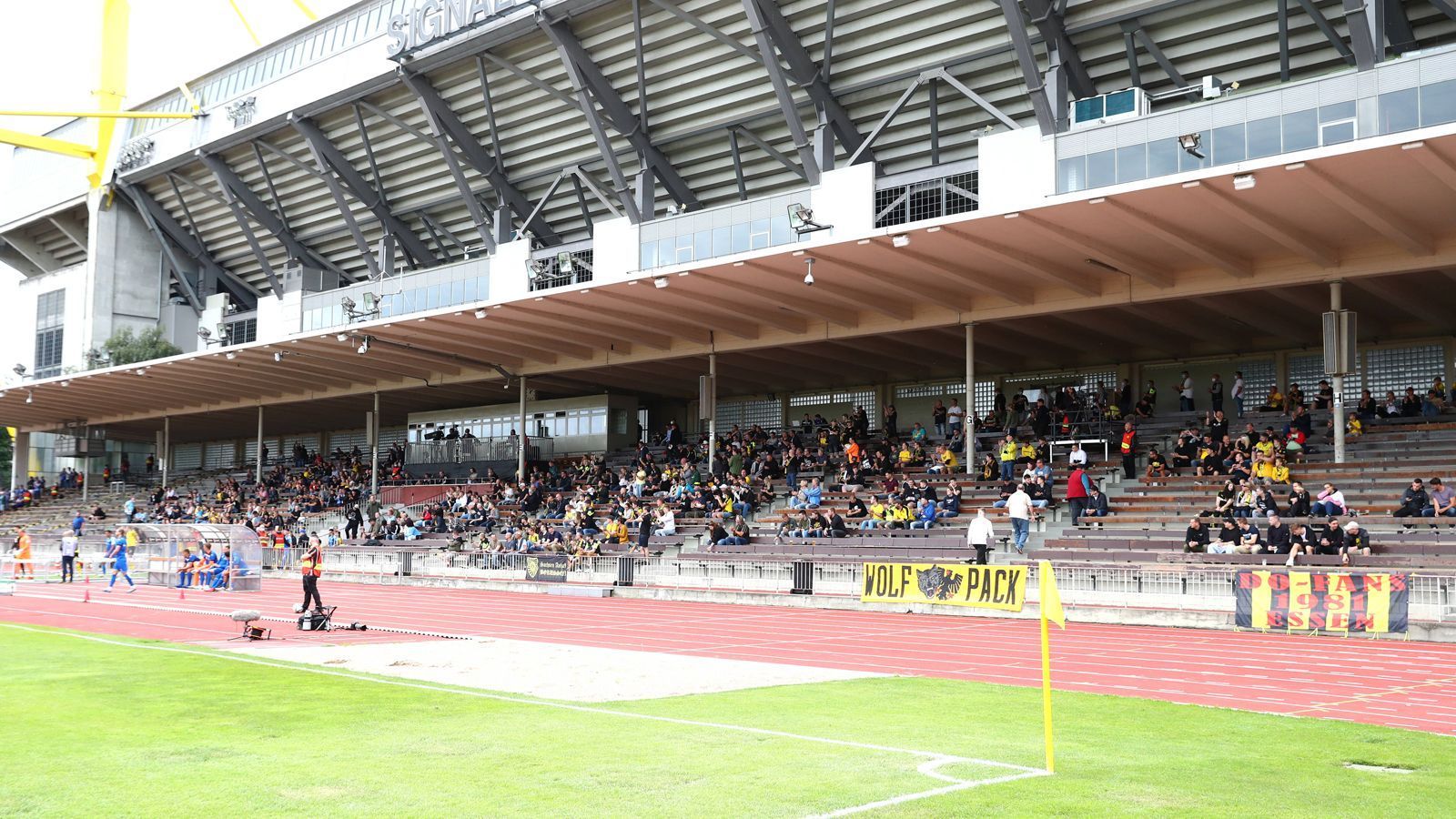 
                <strong>Stadion Rote Erde (Borussia Dortmund)</strong><br>
                Im Schatten des Signal-Iduna-Parks befindet sich das "Stadion Rote Erde". Von 1937 bis 1974 trug Borussia Dortmund dort seine Heimspiele aus. Legendär: Beim Revierderby 1969 wird Schalke-Spieler Friedel Rausch von einem Schäferhund gebissen, nachdem Fans auf das Spielfeld stürmten. Rausch spielte weiter. Dortmund und Schalke trennten sich 1:1.
              