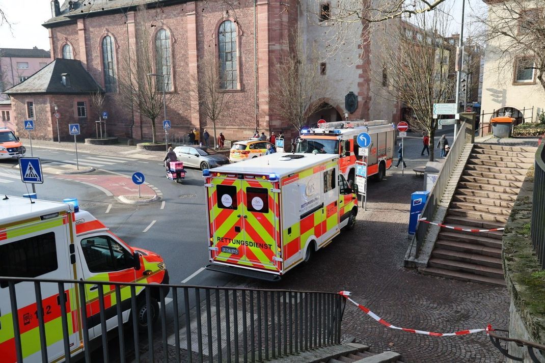 Mehrere Personen wurden bei einem blutigen Angriff in Aschaffenburg schwer verletzt.