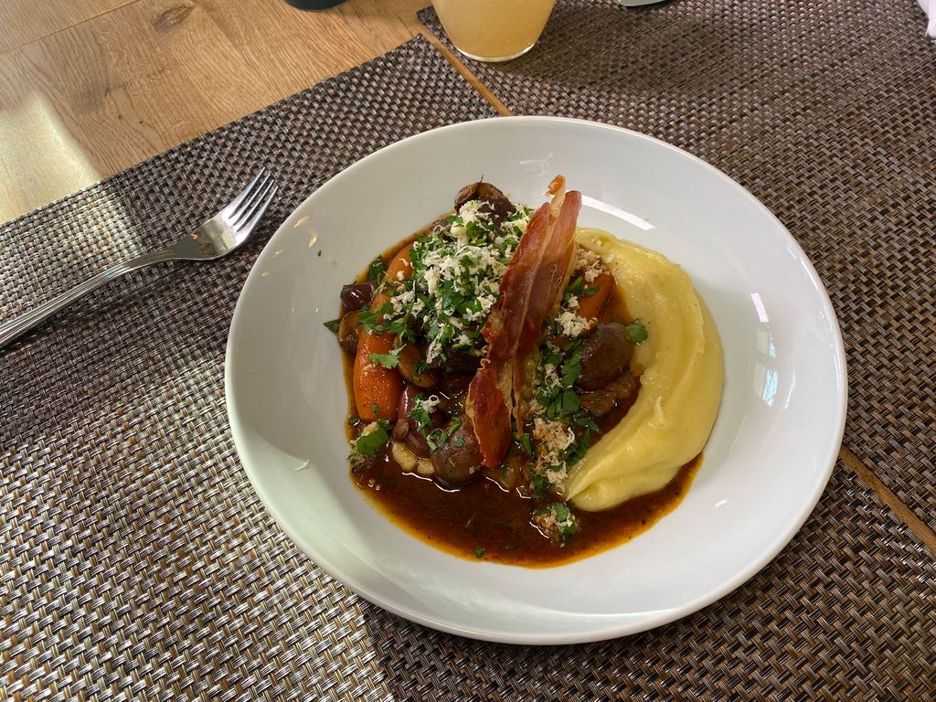 Boeuf Bourguignon mit gebratenen Champignons und Kartoffelpüree