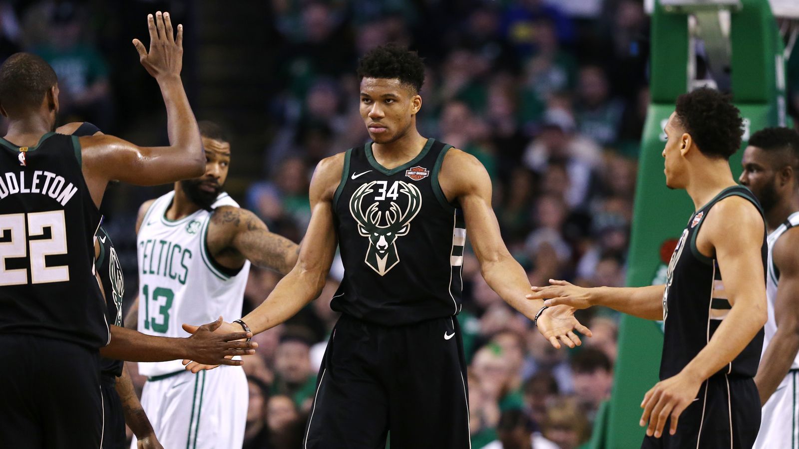 
                <strong>4. Platz im Osten: Milwaukee Bucks</strong><br>
                Bei den Bucks wird sich auch in der kommenden Saison alles um Superstar Giannis Antetokounmpo drehen. Mit Point Guard Eric Bledsoe, Scharfschütze Khris Middleton und Malcolm Brogdon haben die Bucks eine Mannschaft, die für viele Überraschungen sorgen kann. 
              