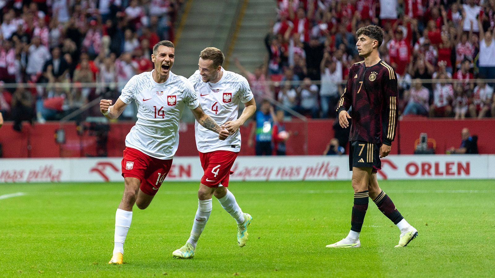 
                <strong>Kai Havertz</strong><br>
                Deutschlands bester Mann im gegnerischen Strafraum. Verlor selbst unter Gegnerdruck kaum einen Ball, suchte oft den Abschluss. Legte Gosens' Großchance Anfang der zweiten Hälfte auf, hatte selber zweimal das Tor auf dem Fuß, fand jedoch in Szczęsny seinen Meister. ran-Note: 2
              