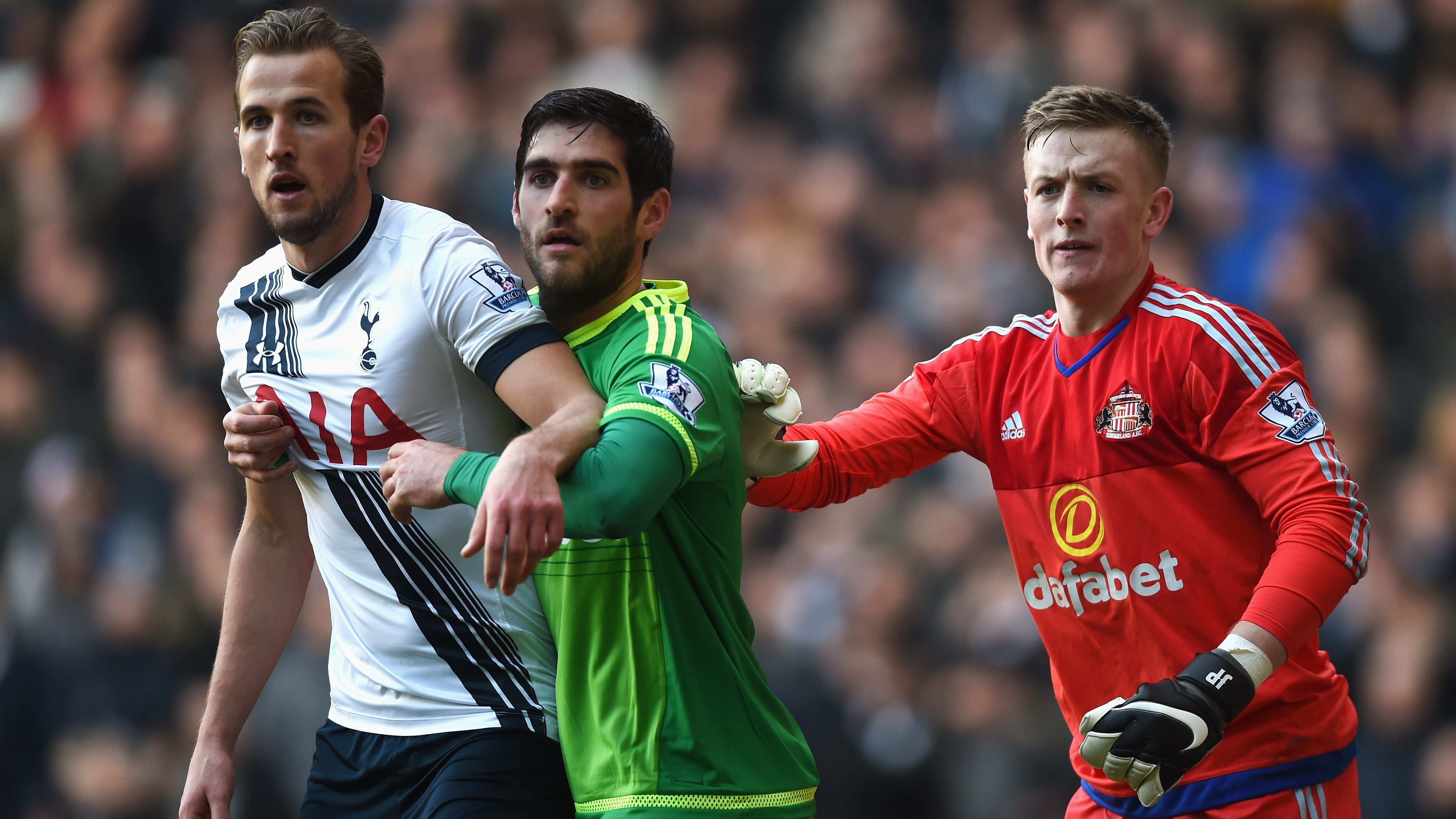 
                <strong>Danny Graham (Unfall unter Alkoholeinfluss)</strong><br>
                Nachdem er bis zu zehn(!) Pints Bier getrunken hatte, stieg der ehemalige Premier-League-Spieler Danny Graham (Mitte) im November 2022 in seinen Land Rover und setzte den Wagen im Suff anschließend in einen Supermarkt. Im Rahmen der Gerichtsverhandlung wurde nun das Strafmaß bekanntgegeben. Wie die "Bild" berichtet, kassierte der Ex-Profi (u. a. von Wolverhampton, Sunderland und Swansea) ein zweijähriges Fahrverbot, bekam 180 Stunden gemeinnützige Arbeit aufgebrummt und darf 90 Tage keinen Alkohol konsumieren. Letzteres soll laut Bericht durch ein spezielles Band kontrolliert werden, das bereits die geringste Menge Alkohol im Körper misst. Verletzt wurde beim Unfall im vergangenen Jahr niemand, es entstand jedoch ein Sachschaden von über 36.000 Euro.
              