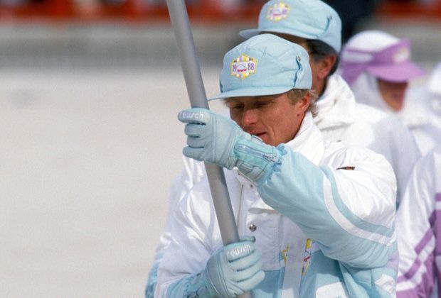
                <strong>1988 in Calgary: Peter Angerer (BRD)</strong><br>
                Die kanadische Stadt Calgary bekam im Jahr 1988 den Zuschlag für die Olympischen Winterspiele. Die Ehre, Fahnenträger der Bundesrepublik Deutschland zu sein, gebührte Peter Angerer, der hier nach seiner Dopingsperre wieder zurück auf die Biathlonbühne trat...
              