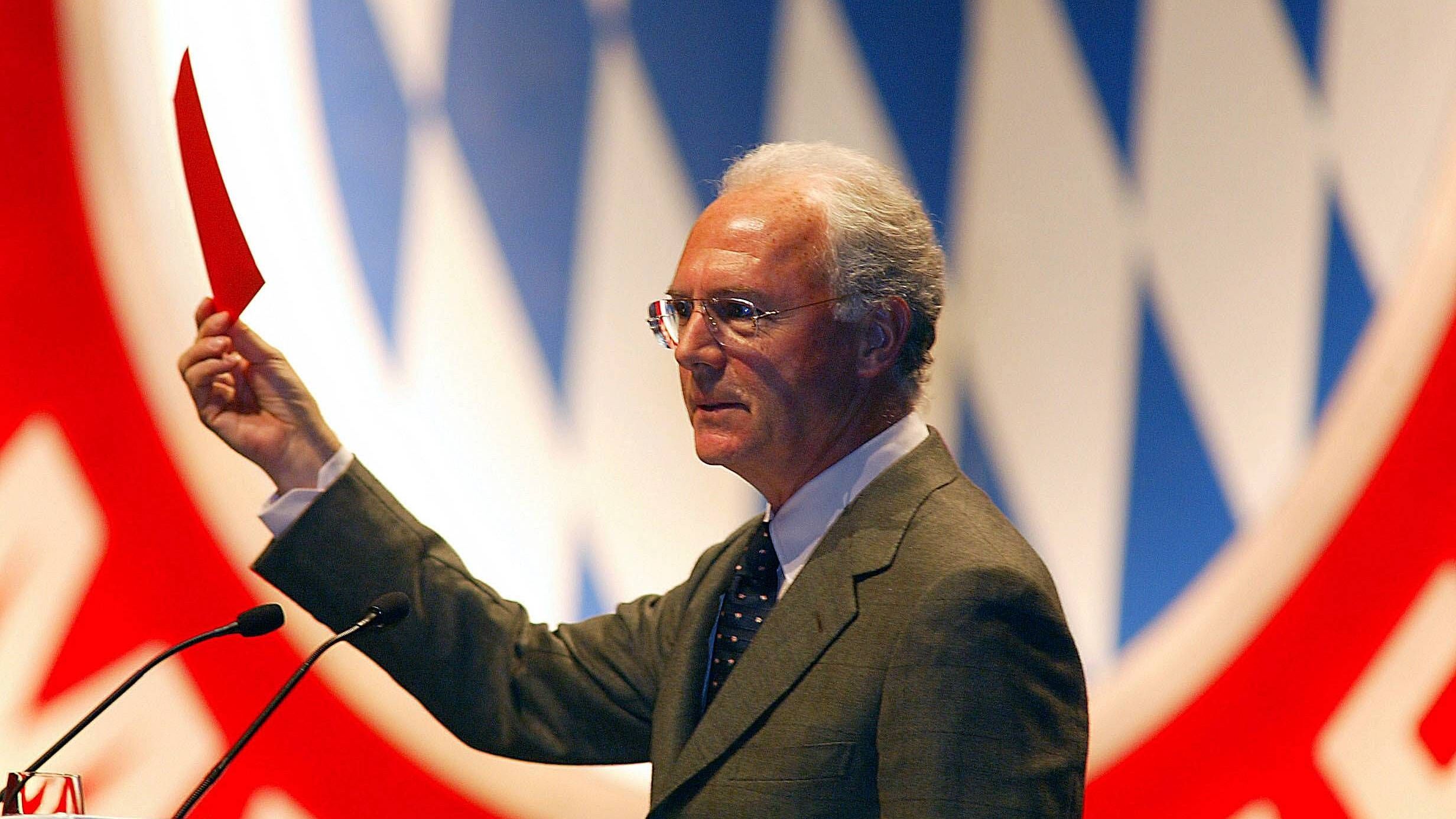 <strong>Beckenbauers Vertrauensfrage (2002)</strong><br>Präsident Franz Beckenbauer bekam für seinen Plan, die Fußball-Abteilung des FC Bayern München auszugliedern, ein gellendes Pfeifkonzert. Der Kaiser fackelte nicht lange und stellte kurzerhand die Vertrauensfrage. "Diejenigen, die mit Nein stimmen, sind die, die dem Präsidium nicht vertrauen", sagte er kaiserlich. Die Pfiffe verstummten, 92 Prozent der Mitglieder stimmten schließlich mit "Ja".&nbsp;