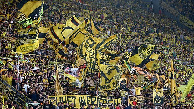 
                <strong>1. Platz: Borussia Dortmund (Signal Iduna Park)</strong><br>
                Platz 1: Borussia Dortmund. Dank der größten Stehplatz-Tribüne Europas ist Borussia Dortmund Spitzenreiter - und das mit riesigem Vorsprung. Gleich  Stehplätze bietet der Signal Iduna Park, der bis zu 81.359 Zuschauer aufnimmt. 34,5 Prozent der Fans stehen also im wahrsten Sinne des Wortes hinter ihrem Team.
              