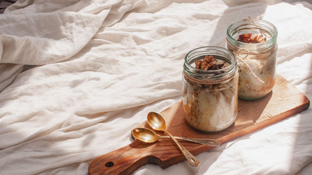 Beide Overnight Oats werden de Haferflocken über Nacht eingeweicht.