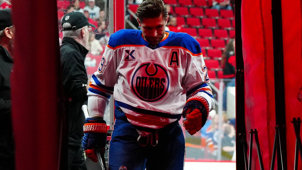 NHL, Eishockey Herren, USA Edmonton Oilers at Carolina Hurricanes Mar 1, 2025; Raleigh, North Carolina, USA; Edmonton Oilers center Leon Draisaitl (29) comes off the ice after the warmups before th...