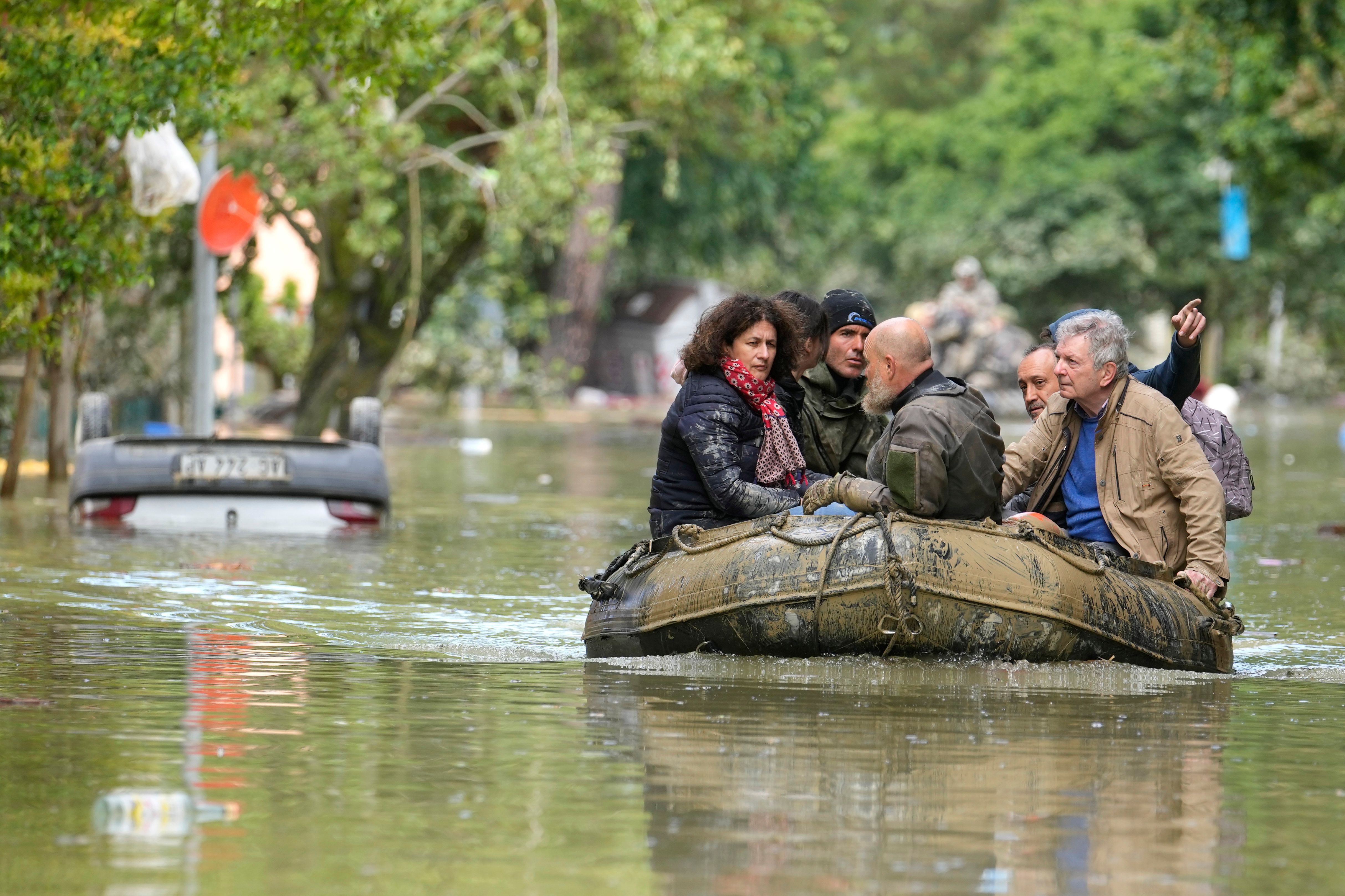 18. Mai 2023: Menschen werden aus einer überschwemmten Region im italienischen Faenza mit Schlauchbooten evakuiert.