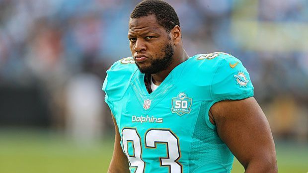 
                <strong>Platz 2: Ndamukong Suh (34,2 Millionen Euro)</strong><br>
                Platz 2: Ndamukong Suh (34,2 Millionen Euro). Für die Verpflichtung des Defensive Tackle von den Detroit Lions greifen die Miami Dolphins tief in die Tasche. Signing Bonus und Gehalt spülen ihm 33,9 Millionen Euro auf das Konto. Die Sponsoren steuern weitere 300.000 Euro dazu.
              