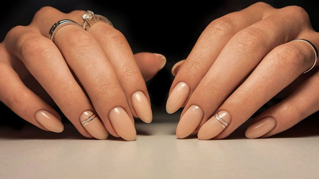 Etwas ruhiger bitte?! Stiletto Nails im Nude Look sind super chic und passen perfekt zu jedem Anlass – ohne dabei aufdringlich zu wirken.