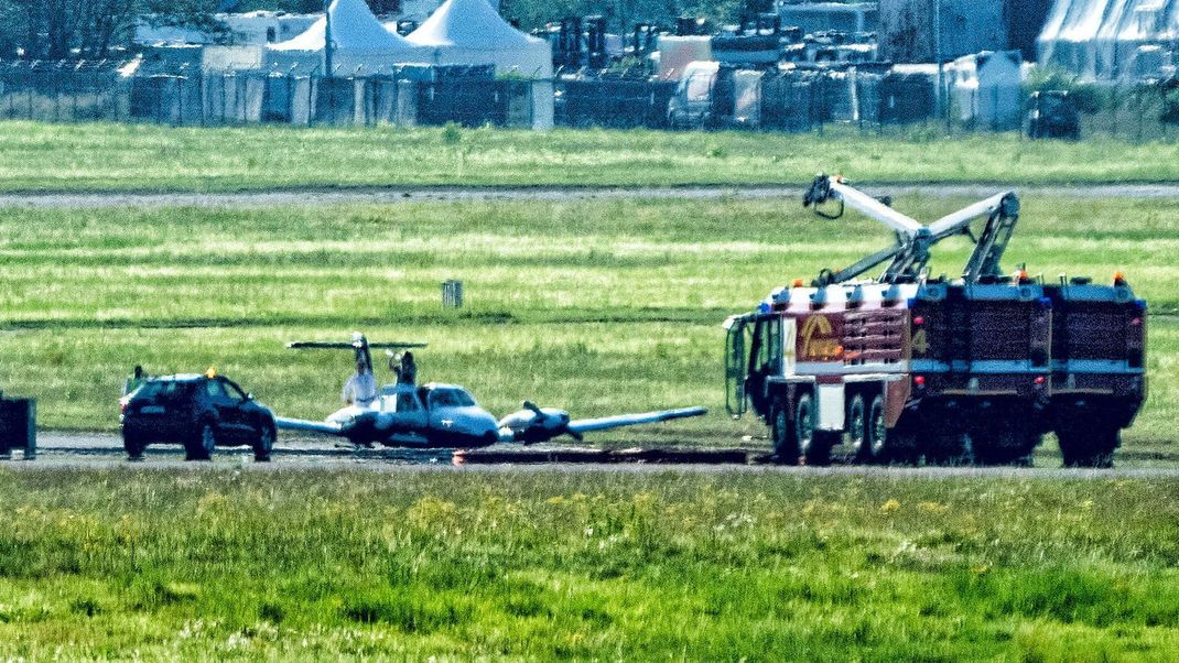 Weshalb das Flugzeug ohne Fahrwerk landete, ist noch unklar.