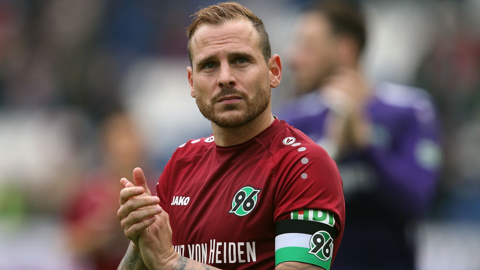 
                <strong>Marvin Bakalorz</strong><br>
                Wie bei Prib, so hofft Hannover 96 auch beim bisherigen Kapitän Marvin Bakalorz auf eine weitere Zusammenarbeit über das Saisonende hinaus. Dem Mittelfeldspieler soll eine Vertragsverlängerung angeboten werden, damit der 29-Jährige am Wiederaufbau der Niedersachsen in der 2. Bundesliga mithilft. Aber: Laut "Bild" bemüht sich der aktuelle Tabellenzweite der 2. Bundesliga, Paderborn, um eine Rückkehr von Bakalorz. Dieser spielte schon zwischen 2014 und 2016 für die Ostwestfalen.
              