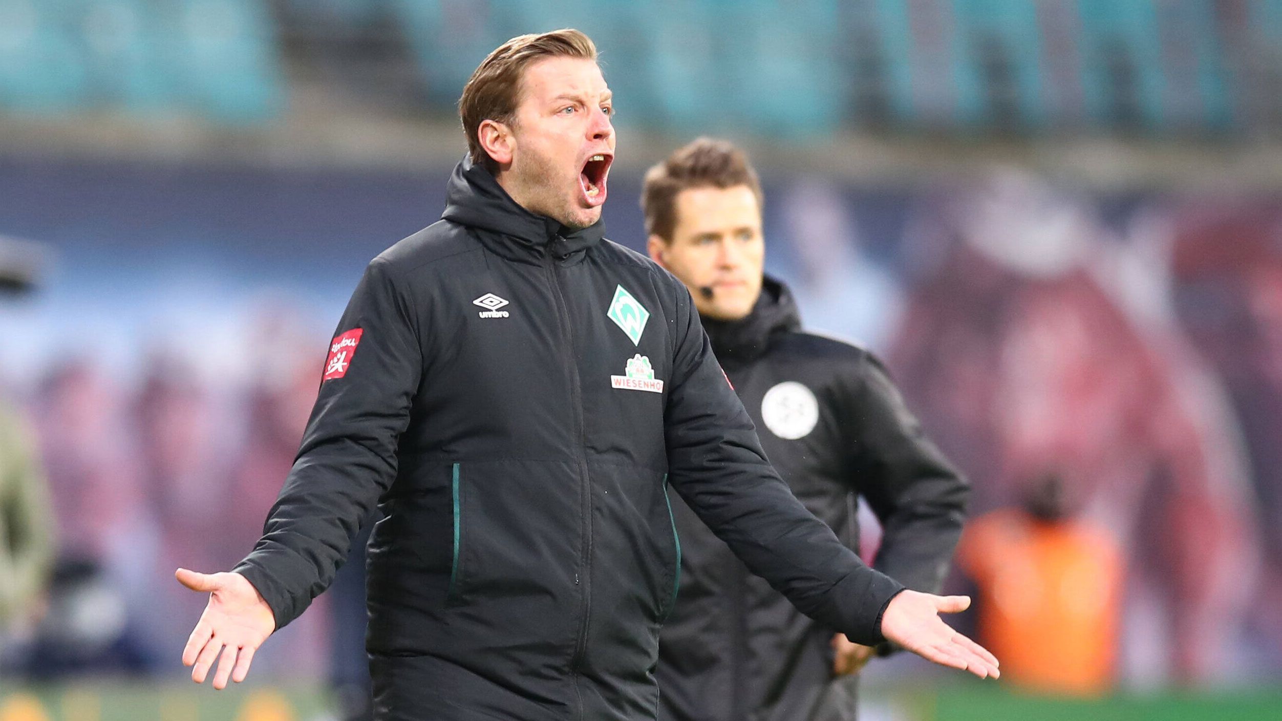 
                <strong>Florian Kohfeldt</strong><br>
                Florian Kohfeldt sitzt bei Werder Bremen alles andere als fest im Trainerstuhl. Die starke Leistung beim letztlich unglücklichen Pokal-Aus gegen RB Leipzig hat dem 38-jährigen zwar wohl vorerst den Arbeitsplatz gerettet, dennoch verdichten sich die Gerüchte um einen möglichen Abgang nach der Saison. Immer häufiger wird sein Name mit Bayer Leverkusen in Verbindung gebracht und auch in Frankfurt gäbe es noch einen ungebesetzten Trainerposten. Zwar beschäftigen sich Werders Verantwortliche, laut offiziellen Aussagen, nicht mit einem neuem Trainerkandidaten, dennoch hat die "Sport Bild" nun fünf mögliche Nachfolger in die Verlosung geworfen. 
              