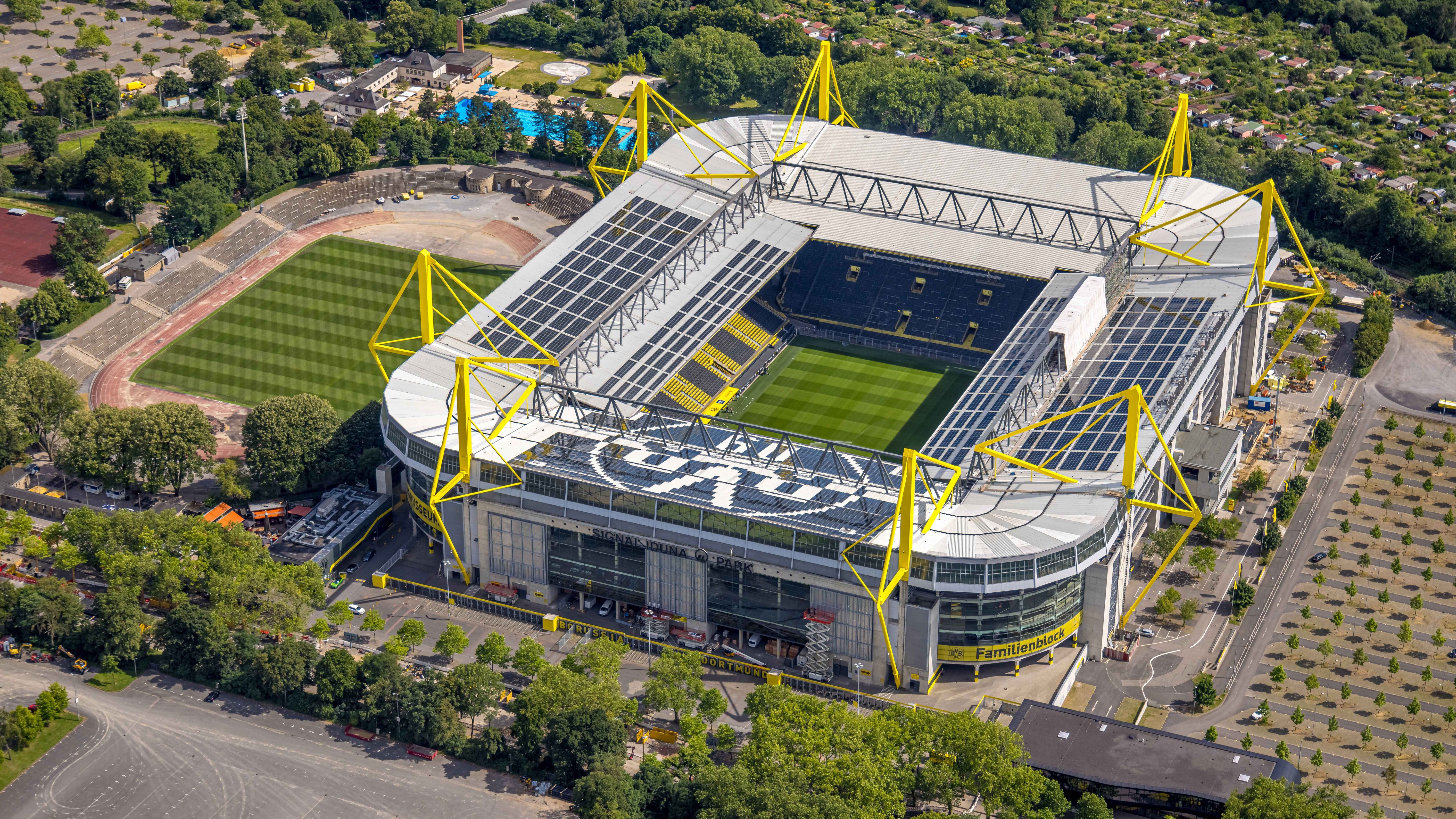 <strong>Signal Iduna Park in Dortmund</strong><br> In der Bundesliga fasst das Stadion des BVB über 81.000 Zuschauer. Ob sich der Signal Iduna Park jedoch für ein NFL-Spiel eignet, hängt wohl auch davon ab, wie in diesem Fall mit der Südtribüne umgegangen wird. Zudem ist offenbar auch das Spielfeld zu kurz. Laut den "Ruhr Nachrichten" fehlen dem 105-Meter langen Feld rund fünf Meter.