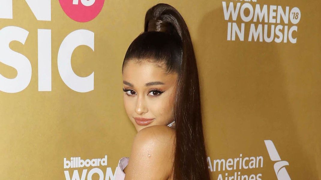 Ariana Grande und ihr Ehemann Dalton Gomez haben sich nach zwei Jahren getrennt und planen die Scheidung einzureichen.