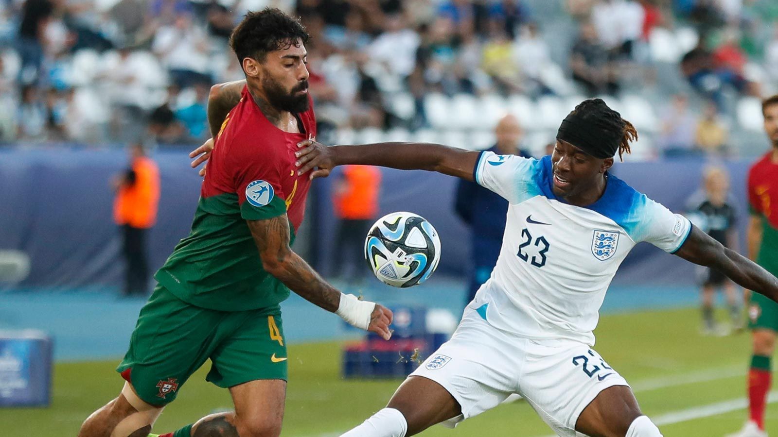 
                <strong>1. England</strong><br>
                Die Engländer haben wohl den besten Kader bei diesem Turnier, besonders in der Offensive. Das 4:0 gegen Frankreich in der Vorbereitung war eine echte Hausnummer. Das Team von Trainer Lee Carsley agiert taktisch sehr variabel und lässt hinten wenig zu. Vorne gibt es geballte Star-Power. Nach dem ersten Spiel führen die Engländer dank dem 2:0-Sieg gegen Tschechien die deutsche Gruppe an. Schlüsselspieler: Harwood-Bellis, Smith-Rowe, Skipp, Madueke.• <a href="https://www.ran.de/fussball/u21/live/ran-fussball-u21-europameisterschaft-2023-live-gruppe-c-england-gegen-israel-im-kostenlosen-livestream-auf-ran-de" data-url-id="52849">U21-EM: England vs. Israel - So. ab 17:45 Uhr live auf ran.de</a><br>
              